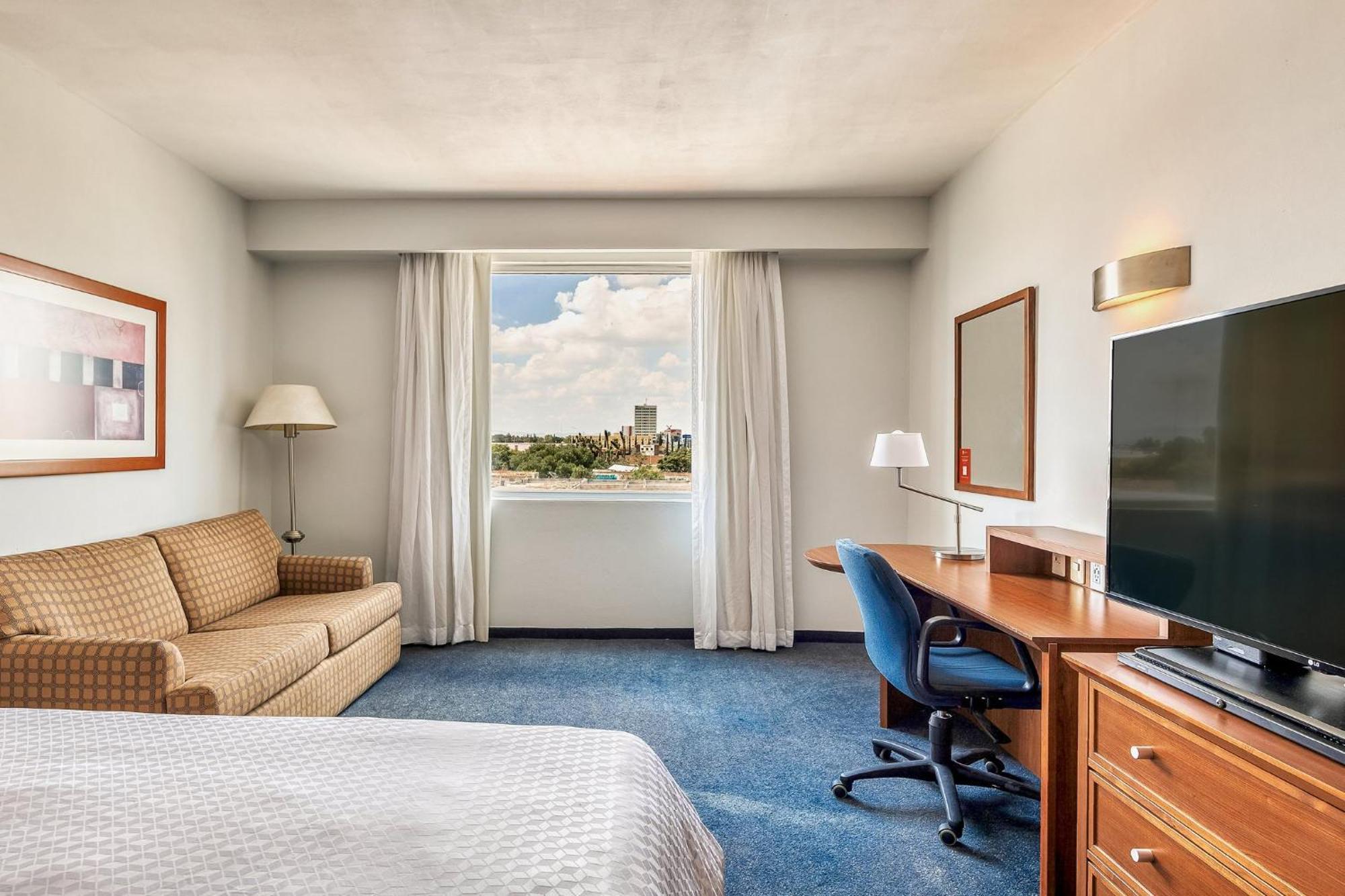 Fiesta Inn Express San Luis Potosi Oriente Экстерьер фото