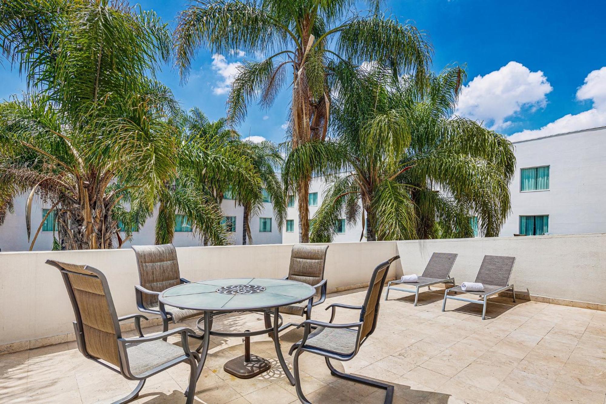 Fiesta Inn Express San Luis Potosi Oriente Экстерьер фото