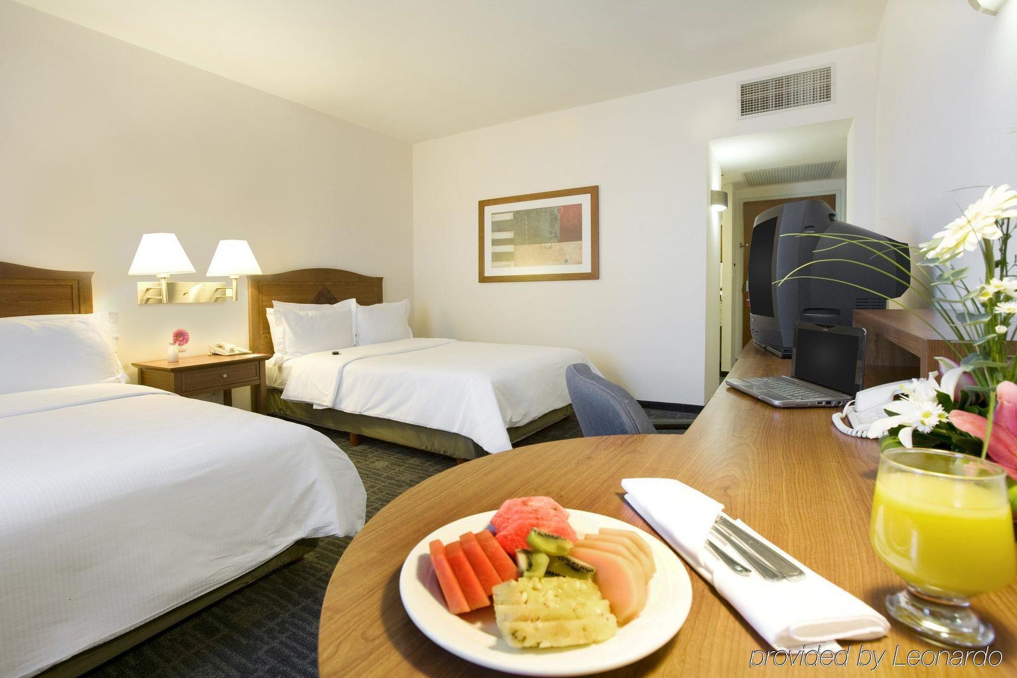 Fiesta Inn Express San Luis Potosi Oriente Экстерьер фото