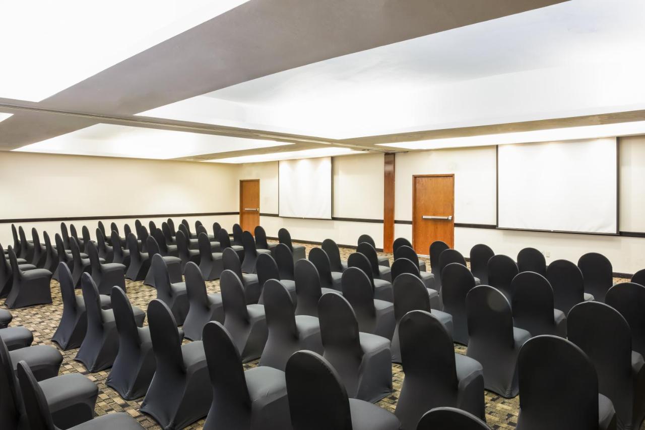 Fiesta Inn Express San Luis Potosi Oriente Экстерьер фото